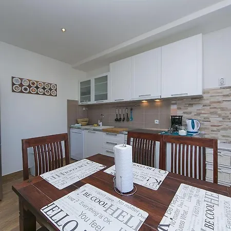 Sanja Apartment *